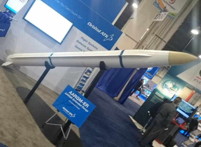 AARGM-ER sử dụng hệ dẫn quán tính ở pha giữa và đầu tự dẫn radar chủ động pha cuối.