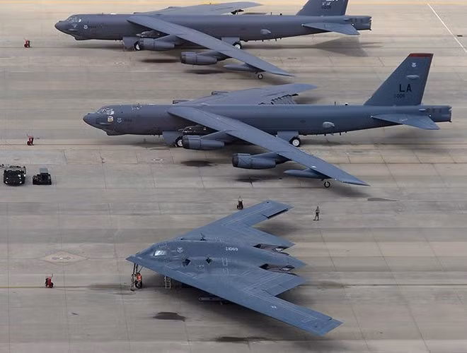 Vậy chức năng nào phù hợp nhất với oanh tạc cơ B-2 Spirit và cả B-21 Raider nếu chúng được bổ sung thêm chức năng tiêm kích, đó chỉ có thể là không chiến tầm xa.