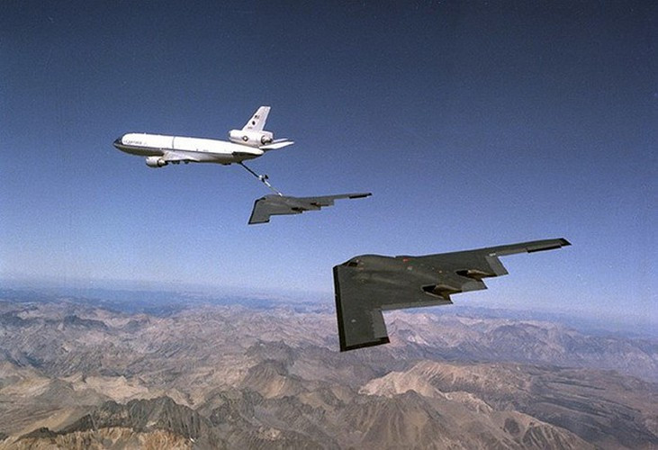 Trong trường hợp này, với lợi thế thấy trước và bắn trước, B-2 hoàn toàn đủ khả năng tiêu diệt một chiếc tiêm kích chuyên nghiệp như Su-35S, nhất là khi nó mang theo số lượng nhiều hơn hẳn đạn tên lửa không đối không tầm xa.