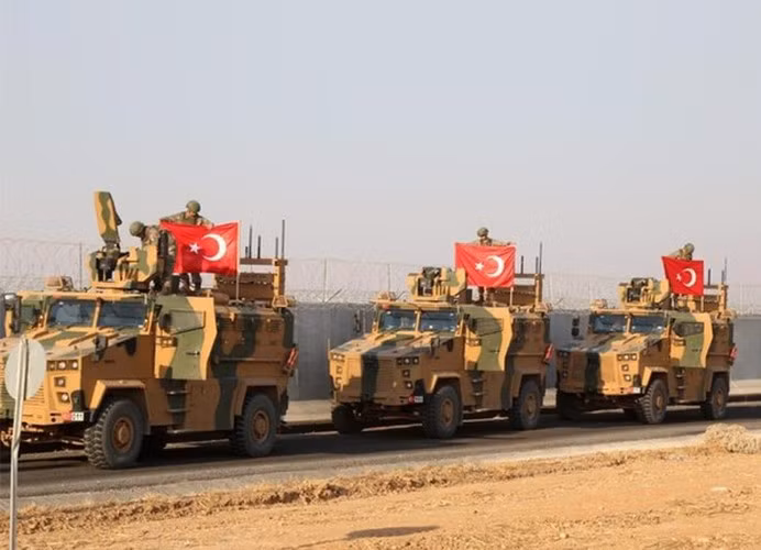 Xe có thể chở theo 13 binh sĩ với trang bị đầy đủ.