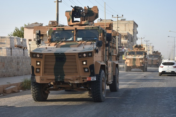 Hiện đang có khoảng 2.000 xe Kirpi phục vụ trong biên chế quân đội Thổ Nhĩ Kỳ. Ngoài ra chúng còn được xuất khẩu sang Qatar, Tunisia và Turkmenistan.