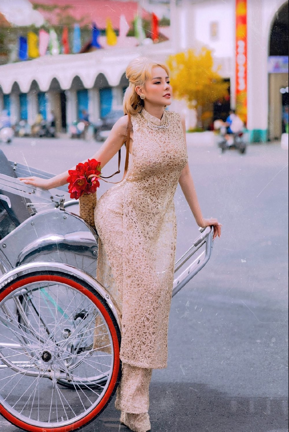 Nhận nhiều bình luận trái chiều về ăn diện, Ngân 98 "đổi gió" với áo dài kín đáo.