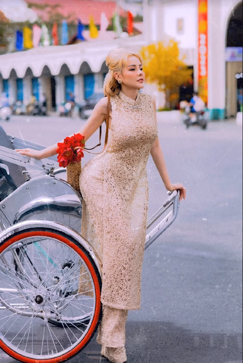 Nhận nhiều bình luận trái chiều về ăn diện, Ngân 98 "đổi gió" với áo dài kín đáo.