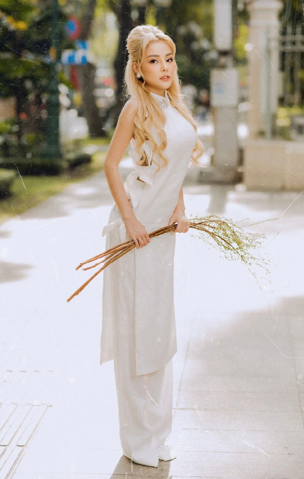 "Hot girl ngực khủng" đăng tải loạt khoảnh khắc thả dáng trong tà áo dài cùng bạn trai và nhanh chóng nhận về nhiều bình luận khen ngợi.