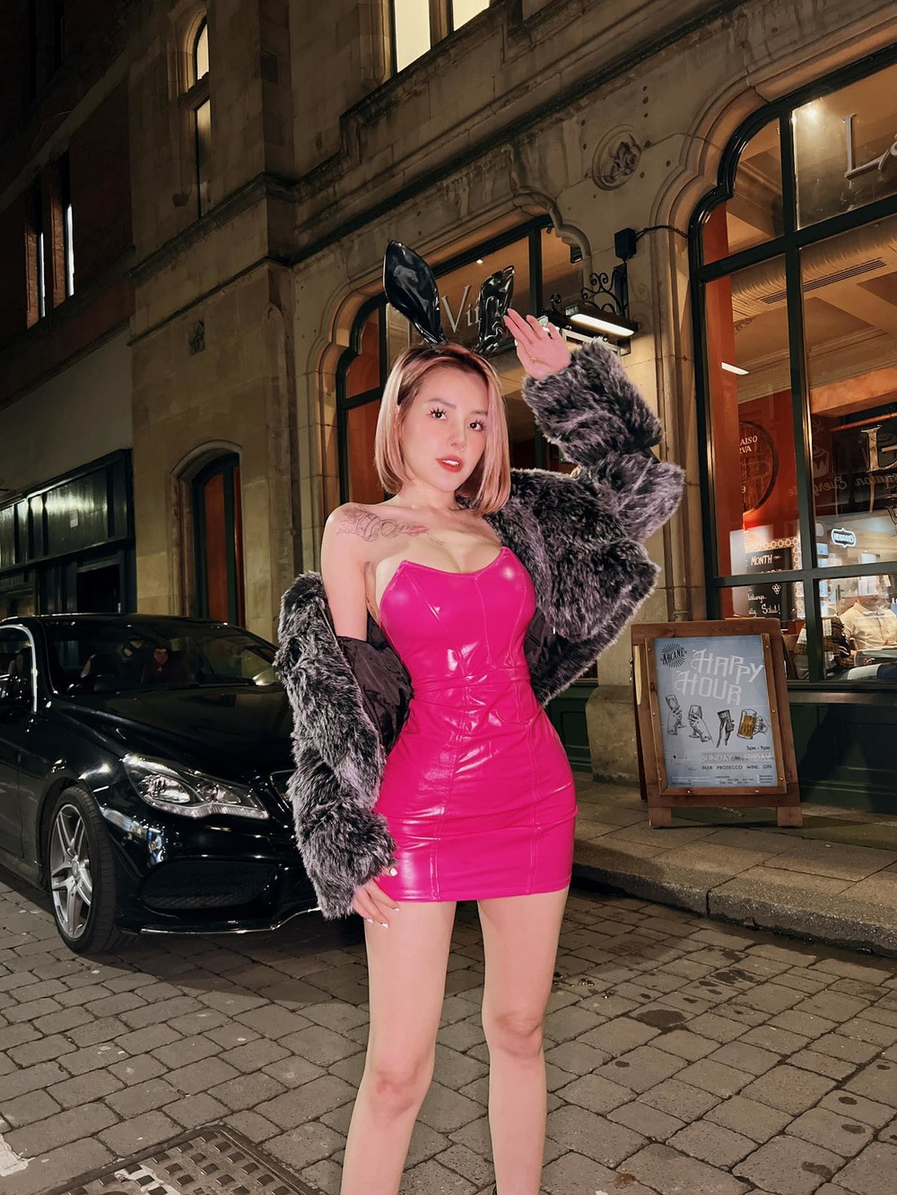 Theo dõi trang cá nhân của Ngân 98 có thể thấy Facebook cô tràn ngập những khung hình diện đồ táo bạo và mát mẻ.