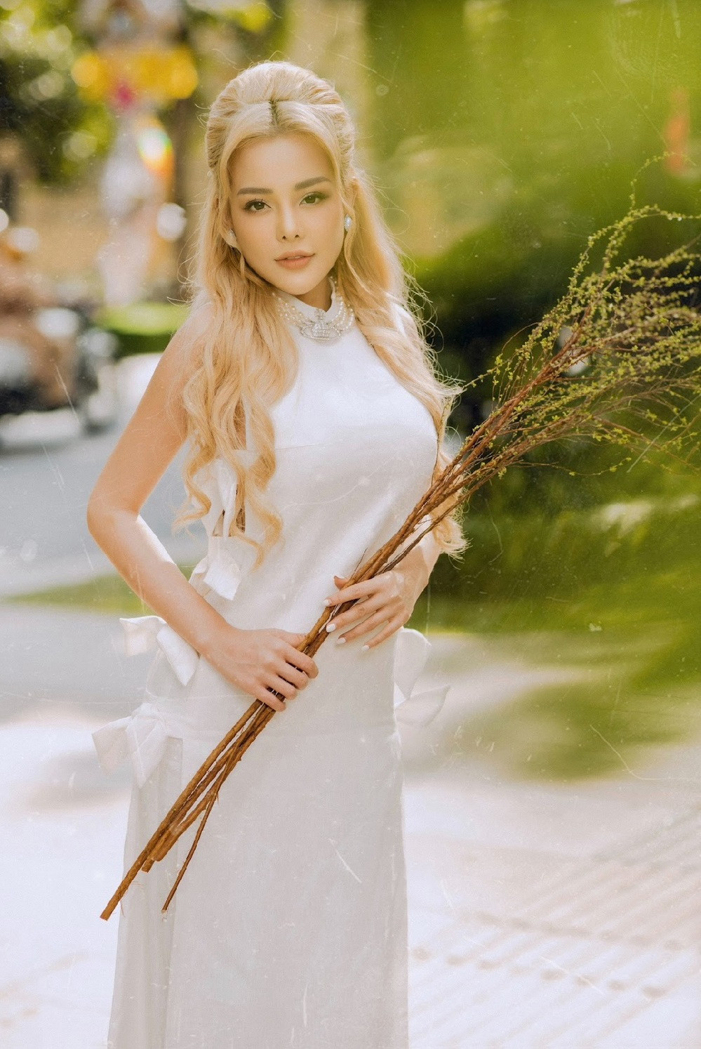 Cô liên tục thay đổi những bộ cánh màu sắc khác nhau nhưng vẫn giữ nguyên nét kín đáo bất ngờ. "Hot girl thị phi" này thử sức từ tà áo dài trắng đến kem và xanh.