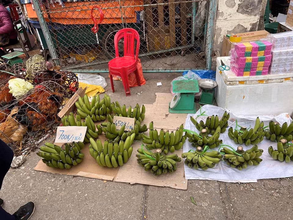 Bên cạnh đó, không ít người cũng bày tỏ thực trạng chung các loại vật phẩm ngày Tết tăng giá. Nhiều người xác nhận đã mua nải chuối với mức giá từ 150 - 200 nghìn đồng. Với mức giá này đã đắt hơn ngày thường gấp mấy lần chứ đừng nói tới giá 700 nghìn đồng.