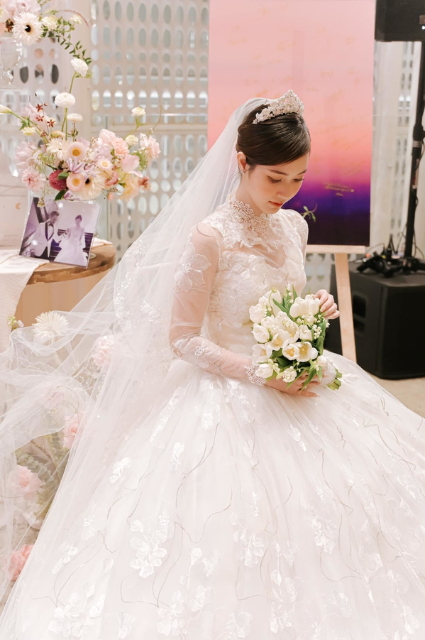 Dù bận rộn với với công việc “vợ hiền dâu thảo” là vậy nhưng hot girl Jang Mi vẫn đang hàng ngày theo đuổi con đường âm nhạc của mình.