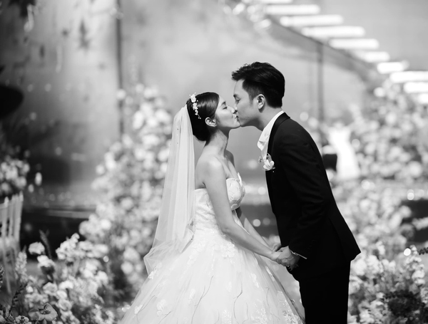 Cô đã lên xe hoa với bạn trai doanh nhân vào tháng 11/2022, trên trang cá nhân hot girl 9x chia sẻ nhiều ảnh cưới xinh đẹp.