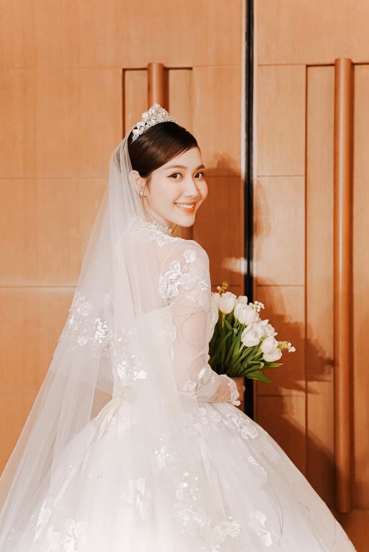 Cặp đôi cho biết họ quen nhau vào năm 2021. Ông xã doanh nhân luôn tỏ ra rất yêu thương, chiều chuộng và ủng hộ nữ ca sĩ trong cuộc sống.