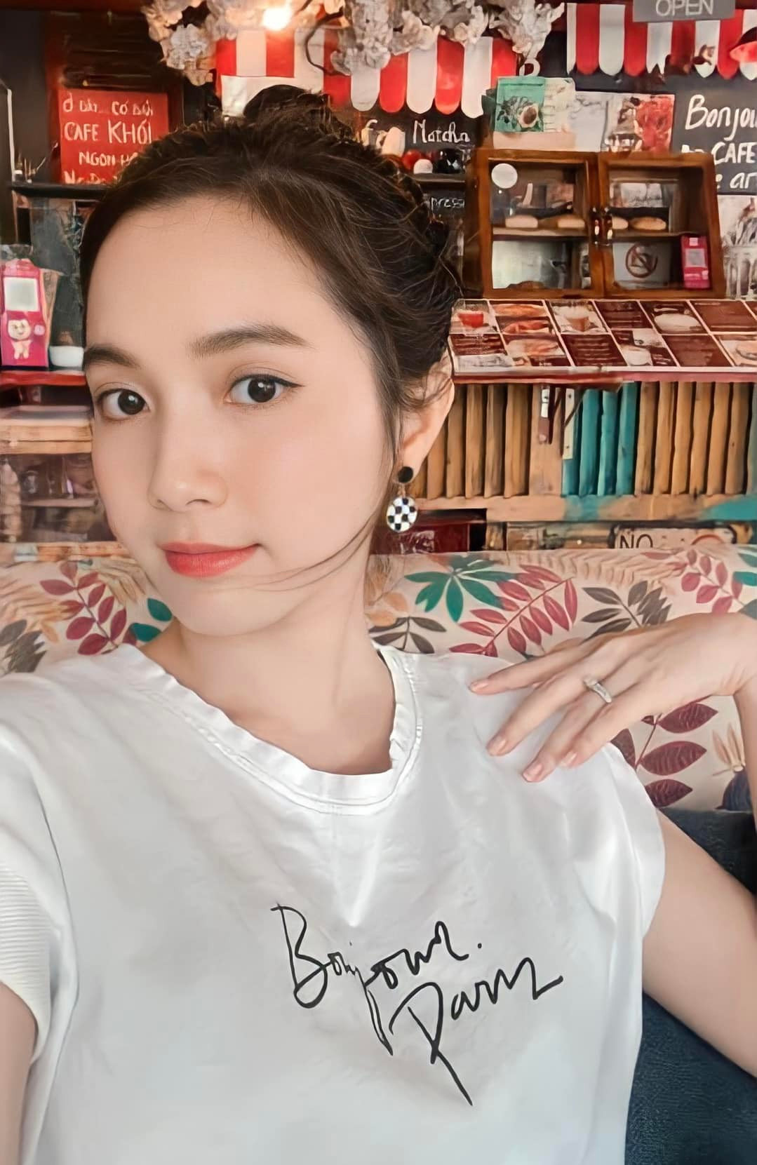 Trên trang cá nhân, Jang Mi thường xuyên chia sẻ hình ảnh xinh đẹp của mình. Nhiều người nhận xét Jang Mi ngày càng gợi cảm, quyến rũ. Ảnh: FBNV