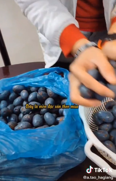 Dù có vẻ bề ngoài trông khá bắt mắt nhưng cọ lại có vị rất chát nếu như ăn luôn khi hái trên cây xuống.