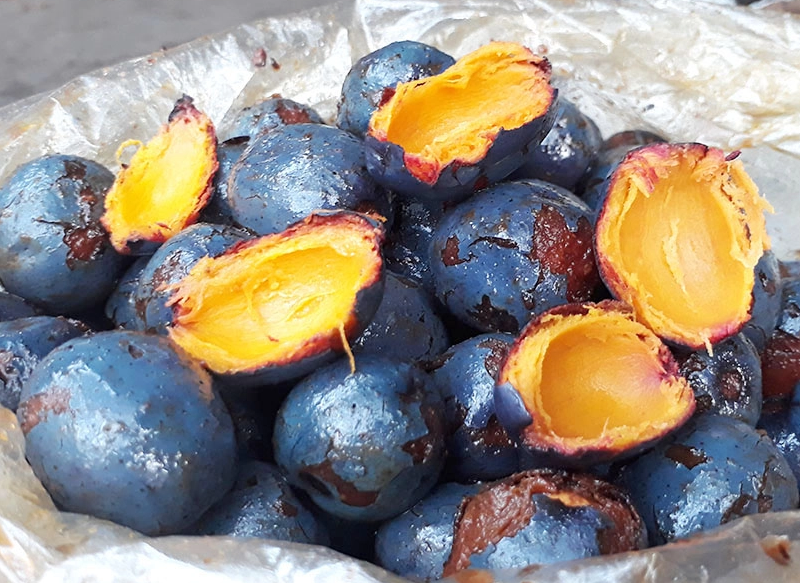 Chỉ với vài clip ăn trái cọ ỏm vàng ươm trở thành xu hướng trên mạng xã hội mà khiến biết bao người săn lùng loại quả này.