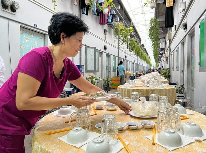 Mới đây những hình ảnh mâm tiệc tất niên của ông Nguyễn Thành Tâm - chủ trọ tại TP HCM tổ chức cho khách thuê phòng đang gây sốt trên MXH. Ảnh: Dân trí