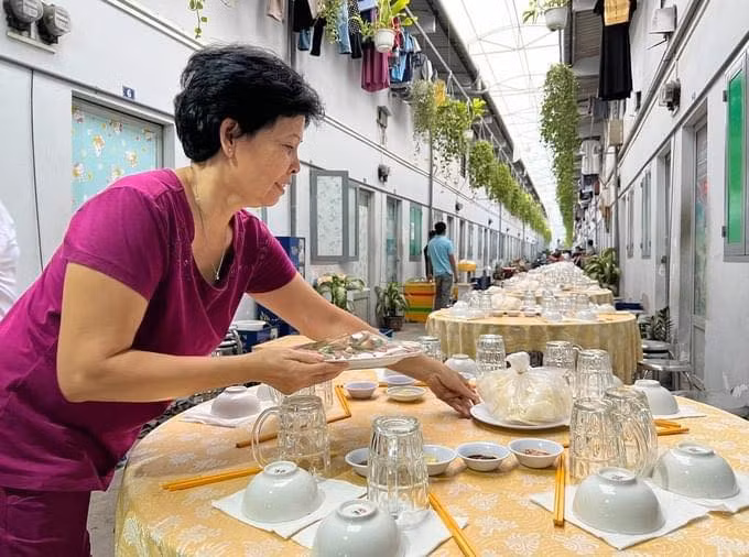 Mới đây những hình ảnh mâm tiệc tất niên của ông Nguyễn Thành Tâm - chủ trọ tại TP HCM tổ chức cho khách thuê phòng đang gây sốt trên MXH. Ảnh: Dân trí