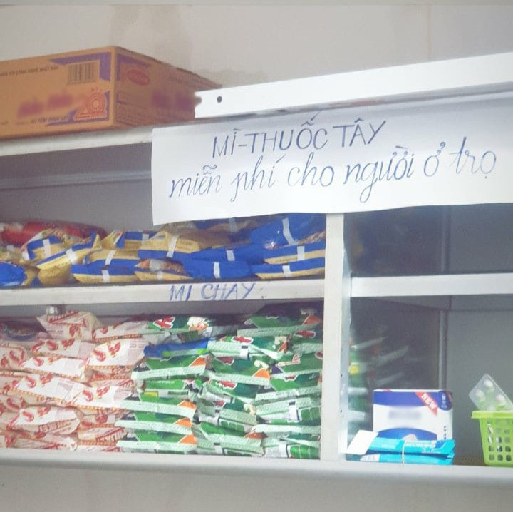 Chủ trọ tốt bụng tặng thuốc, mì tôm miễn phí cho người thuê phòng sau khi đăng tải lên các diễn đàn đã nhận “bão like” từ phía các bạn trẻ. Ảnh: Cháo Hành Miễn Phí