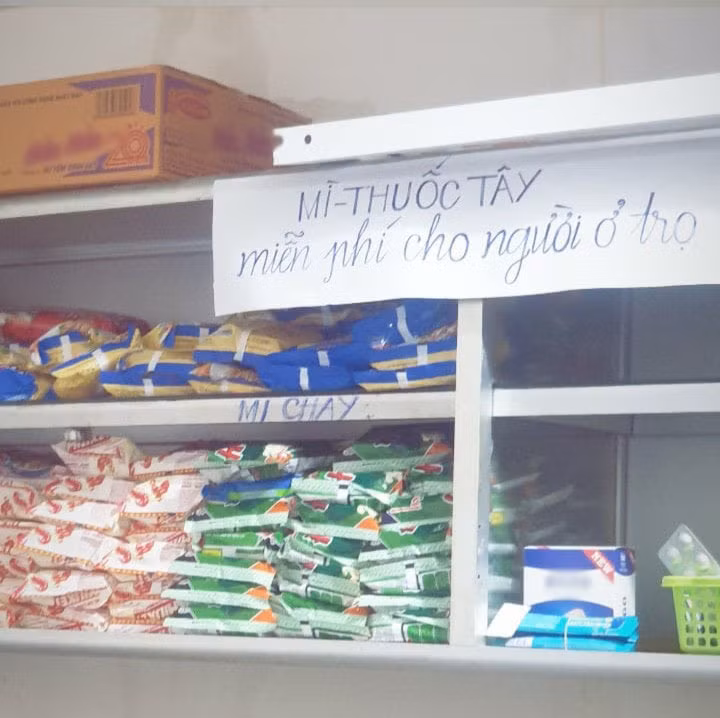 Chủ trọ tốt bụng tặng thuốc, mì tôm miễn phí cho người thuê phòng sau khi đăng tải lên các diễn đàn đã nhận “bão like” từ phía các bạn trẻ. Ảnh: Cháo Hành Miễn Phí