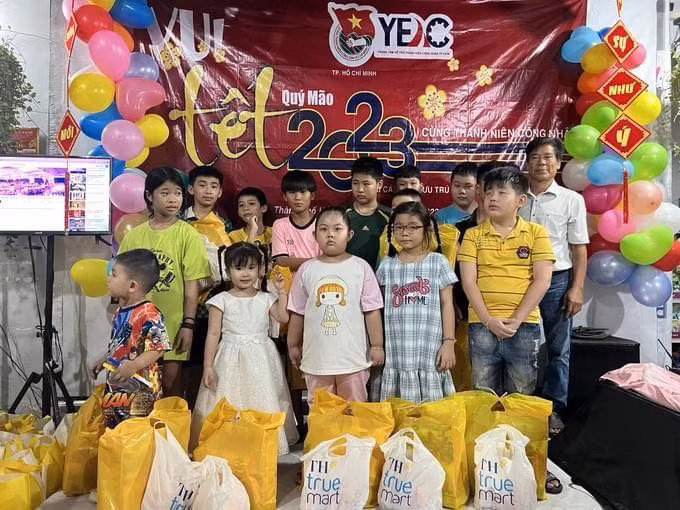 Ngoài ra, ông chủ trọ còn chu đáo nuôi 30 con gà từ hồi đầu năm để hôm nay làm món cháo và gỏi gà đãi tiệc. Những món nem chua, chả giò, chả lụa, bánh hỏi được ông tận tâm đặt từ quê nhà Bình Định gửi vào. Ảnh: Dân trí