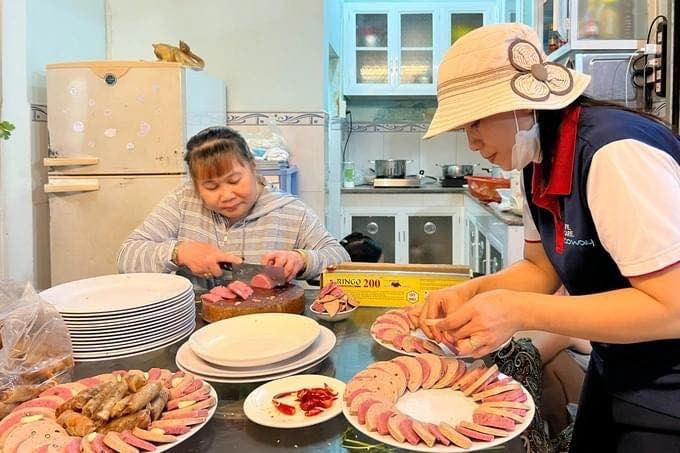 Được biết đây là năm thứ 17 chủ nhà trọ này tổ chức tiệc tất niên cho khách thuê phòng, chủ yếu là anh em công nhân, người lao động. Ảnh: Dân trí