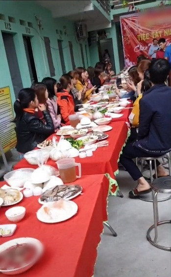 Theo những hình ảnh trong clip, các mâm tất niên được xếp thành hai hàng dài, trên đó bày biện khá nhiều món ngon. Đoạn clip kể trên ngay sau khi chia sẻ lên mạng xã hội đã nhận được sự quan tâm rất nhiều bạn trẻ. Đa phần các ý kiến đều ủng hộ hoạt động trên từ vị chủ trọ. (Ảnh: Chụp màn hình