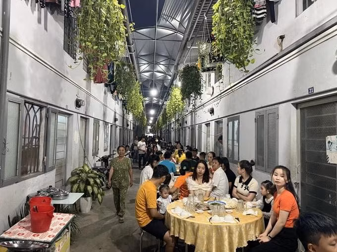 Ngoài ra vợ chồng chủ trọ có tâm này còn tặng quà riêng cho các em nhỏ là con em công nhân sống trong dãy trọ. Tính tổng chi phí mà ông Tâm chi ra cho bà con hết hơn 100 triệu. Ảnh: Dân trí