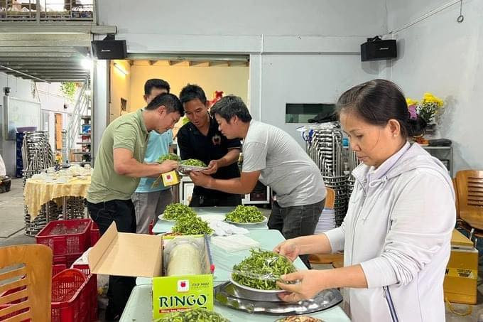 Để chuẩn bị cho bữa tiệc tất niên vợ chồng ông tâm chuẩn bị trước 1 tuần, lên danh sách những người tham gia. Với gần 300 người tham dự, ông Tâm đặt 25 bàn tiệc. Sau đó, bà Nguyễn Thị Sen, vợ ông Tâm bắt đầu tập hợp nhóm phụ nữ trong nhà trọ hỗ trợ mình lên thực đơn những món yêu thích như bò né, lẩu... Ảnh: Dân trí