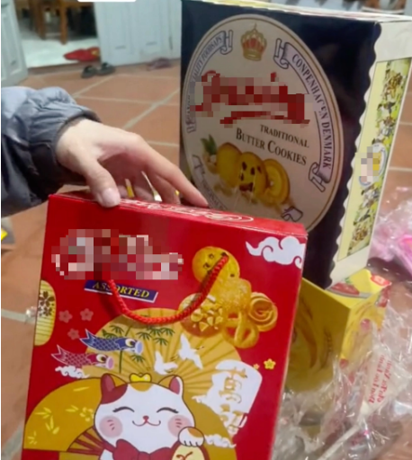 Thế nhưng, các hộp bánh kẹo Tết khi được khui ra lại vô cùng ''bất ổn'' khiến chính gia chủ cũng phải bất ngờ.