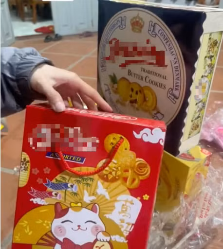 Thế nhưng, các hộp bánh kẹo Tết khi được khui ra lại vô cùng ''bất ổn'' khiến chính gia chủ cũng phải bất ngờ.