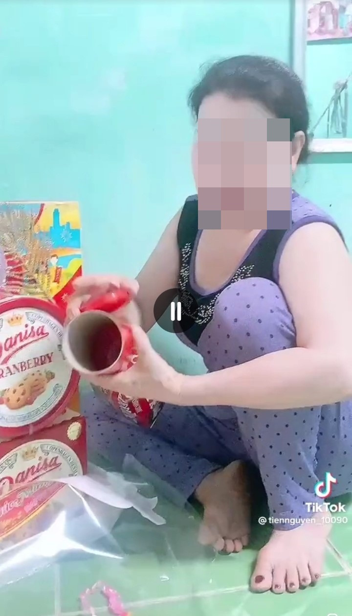 Không riêng gì chủ tài khoản này mua phải hàng "fake", lướt trên TikTok mấy ngày qua xuất hiện khá nhiều clip khui quà Tết cực bất ổn tương tự.