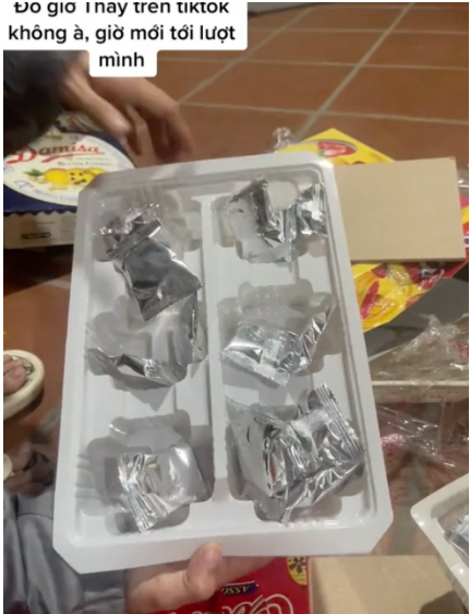 Clip khui giỏ quà Tết của @minguyen2712 nhanh chóng thu hút được nhiều sự chú ý của cư dân mạng.