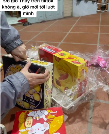 Hộp bánh màu xanh to nhất lại càng ''đắng lòng'' hơn, bởi ngay từ bao bì, cô bạn này đã phát hiện điểm đáng ngờ vì tên thương hiệu bị viết sai chính tả.