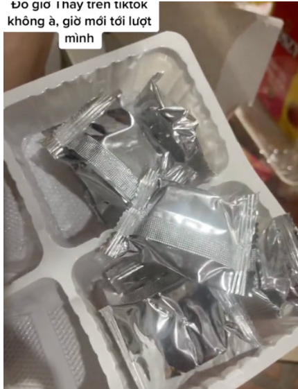 Giỏ quà Tết của cô bạn này gồm có 3 gói bánh to, 2 lon nước ngọt, 1 hộp chè và được gói bằng túi bóng kính trong suốt. Nhìn bên ngoài, các gói bánh kẹo trông vô cùng lịch sự và sang trọng, giá trị cũng tầm 400 -500 ngàn đồng.