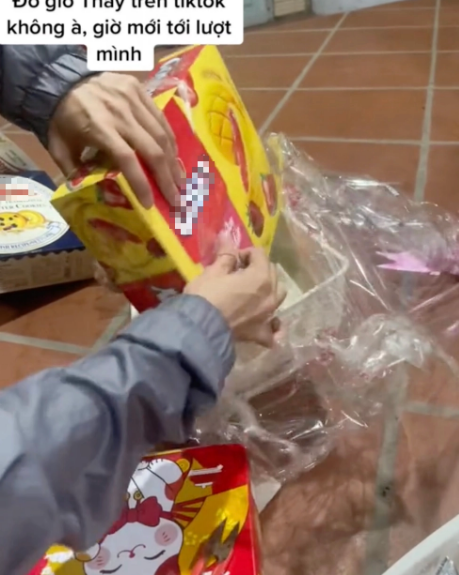 Hộp bánh cuối cùng cũng rơi vào tình cảnh tương tự. Các hộp bánh đều kèm theo một tấm bìa cứng để đánh lừa người mua.