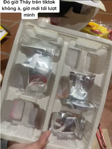 Khi mở hộp bánh tưởng chừng như xịn xò nhất thì gia chủ phải sửng sốt bởi chất lượng đóng gói và số lượng bánh bên trong vô cùng bất ổn.