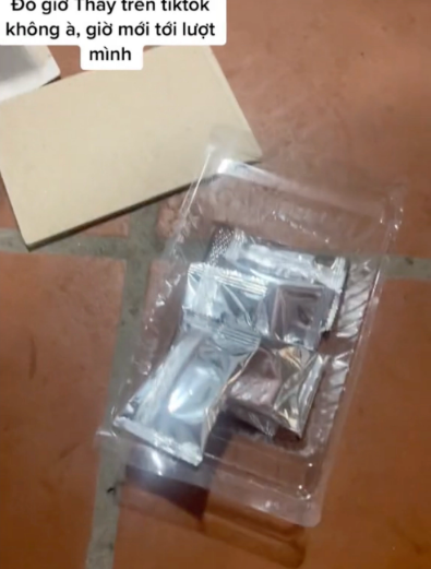 Mới đây, tài khoản TikTok @minguyen2712 đã đăng tải clip khui giỏ quà Tết mà gia đình mua về năm nay. Nhìn bên ngoài, giỏ quà được gói khá chắc chắn với những hộp chè, bánh sang trọng đến từ các thương hiệu nổi tiếng.