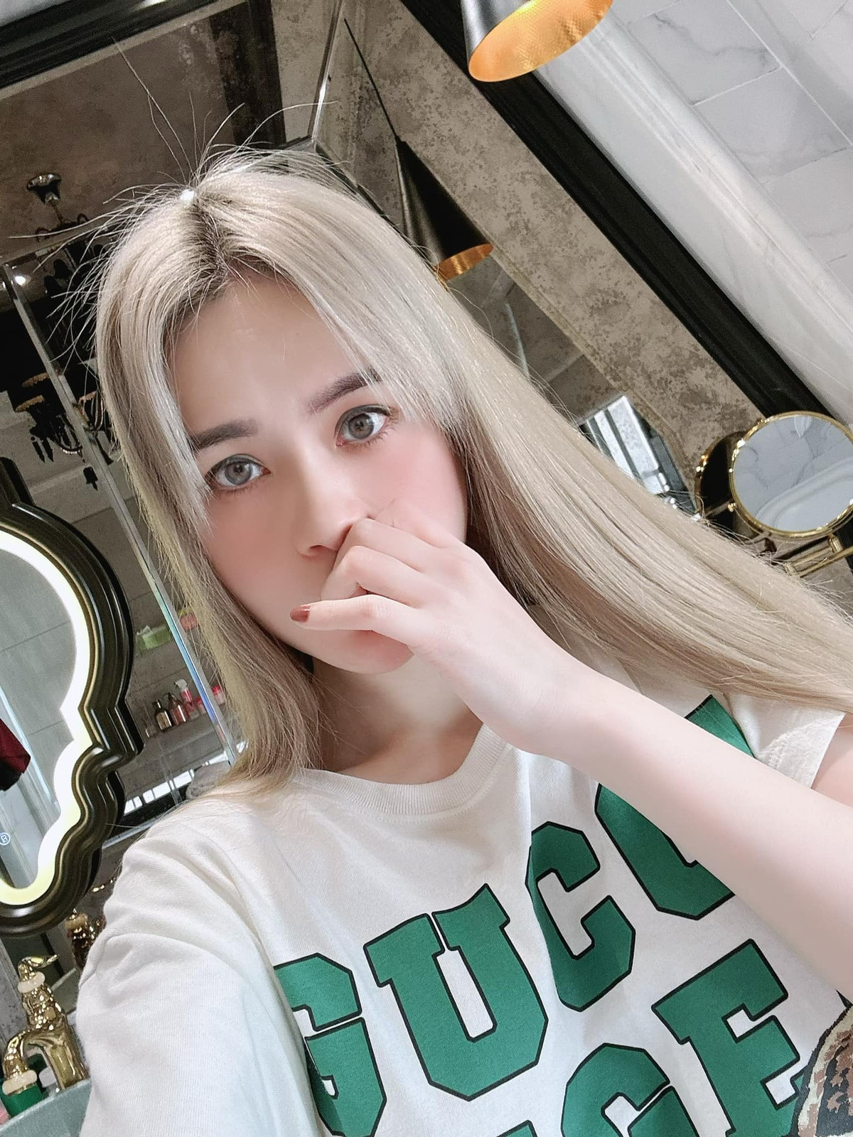 Bởi vậy, cũng chẳng có gì là lạ khi mới đây "nữ đại gia quận 7" khoe ảnh cận việc trang hoàng nhà cửa đón Tết chuẩn lắm tiền nhiều của.