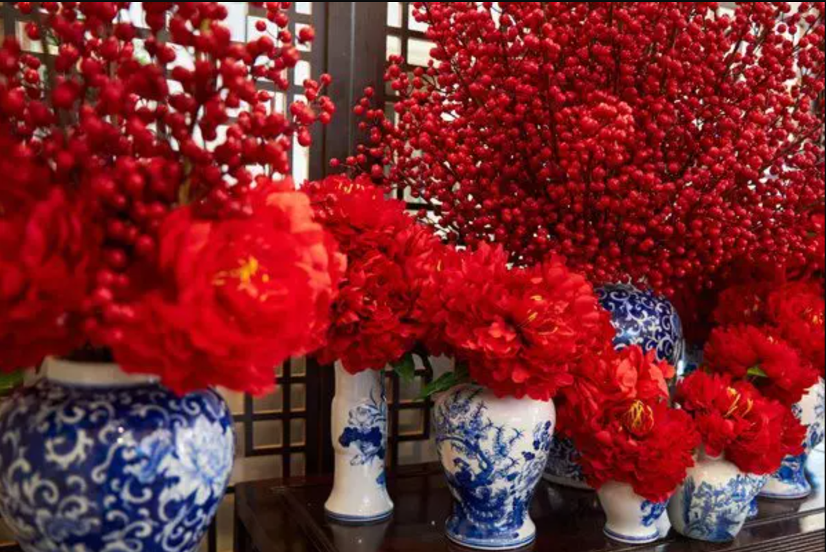 Loại hoa chủ đạo được Di Băng lựa chọn là đào đông, được trưng bày từ ngoài cổng vào tới trong nhà