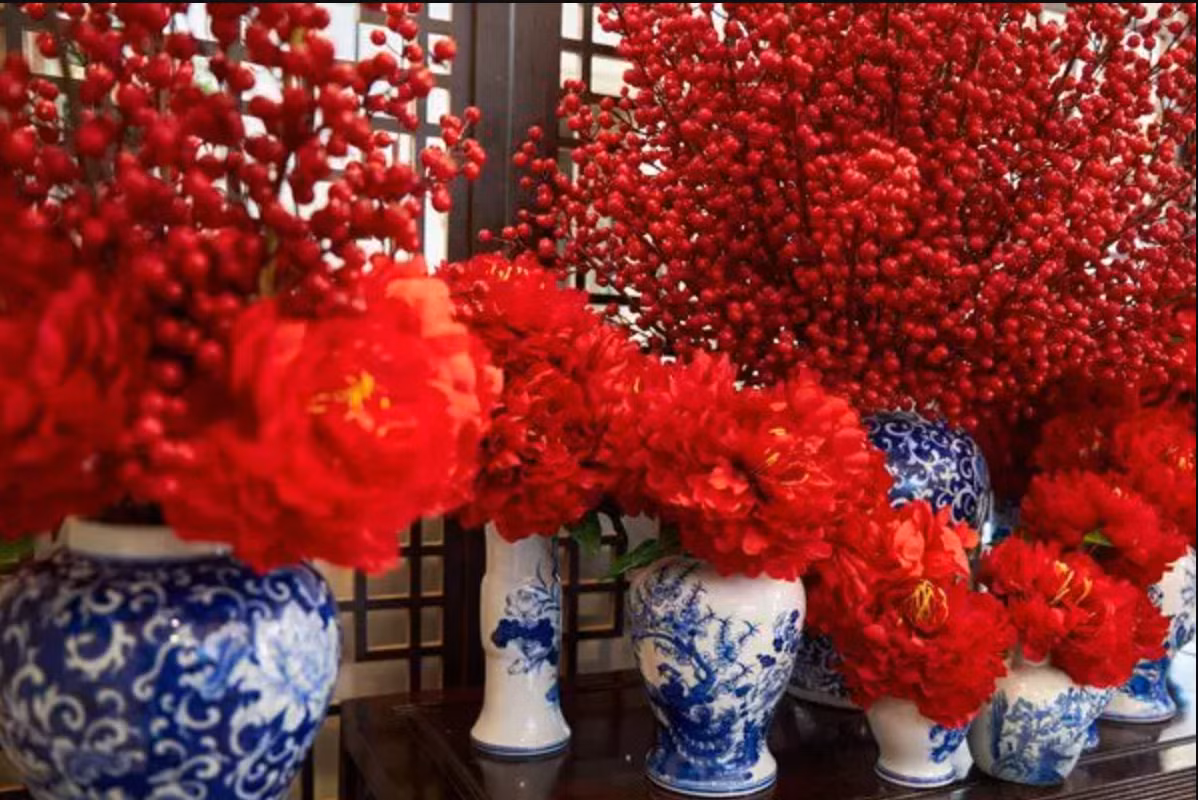 Loại hoa chủ đạo được Di Băng lựa chọn là đào đông, được trưng bày từ ngoài cổng vào tới trong nhà