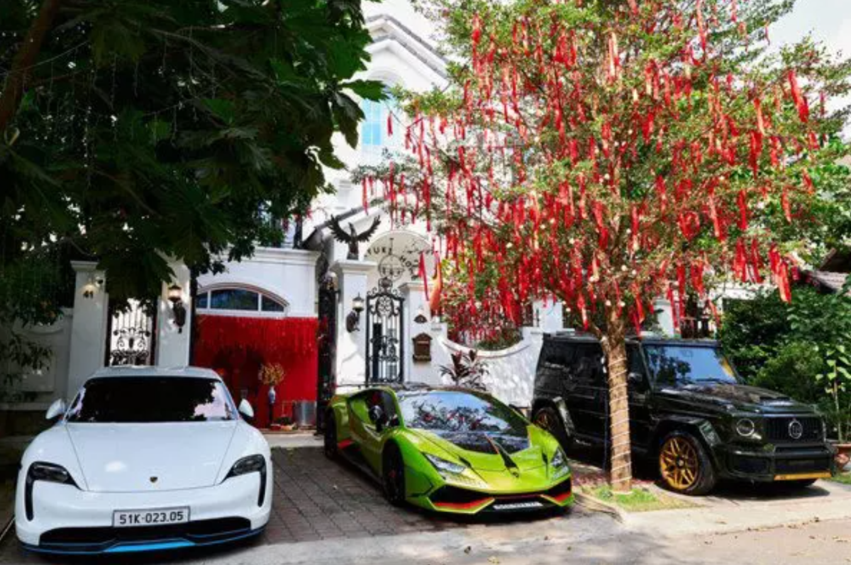 Trước đó khi ở nhà cũ, Đoàn Di Băng và chồng đại gia đã thay áo mới cho căn nhà là cây ước nguyện với hàng trăm dải lụa.