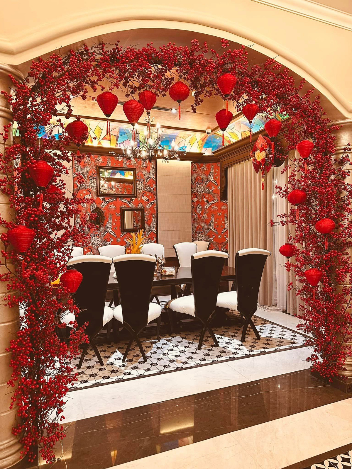 Phía trước cửa nhà cũng treo rất nhiều lồng đèn đỏ và các chùm pháo giả, tượng trưng cho năm mới.