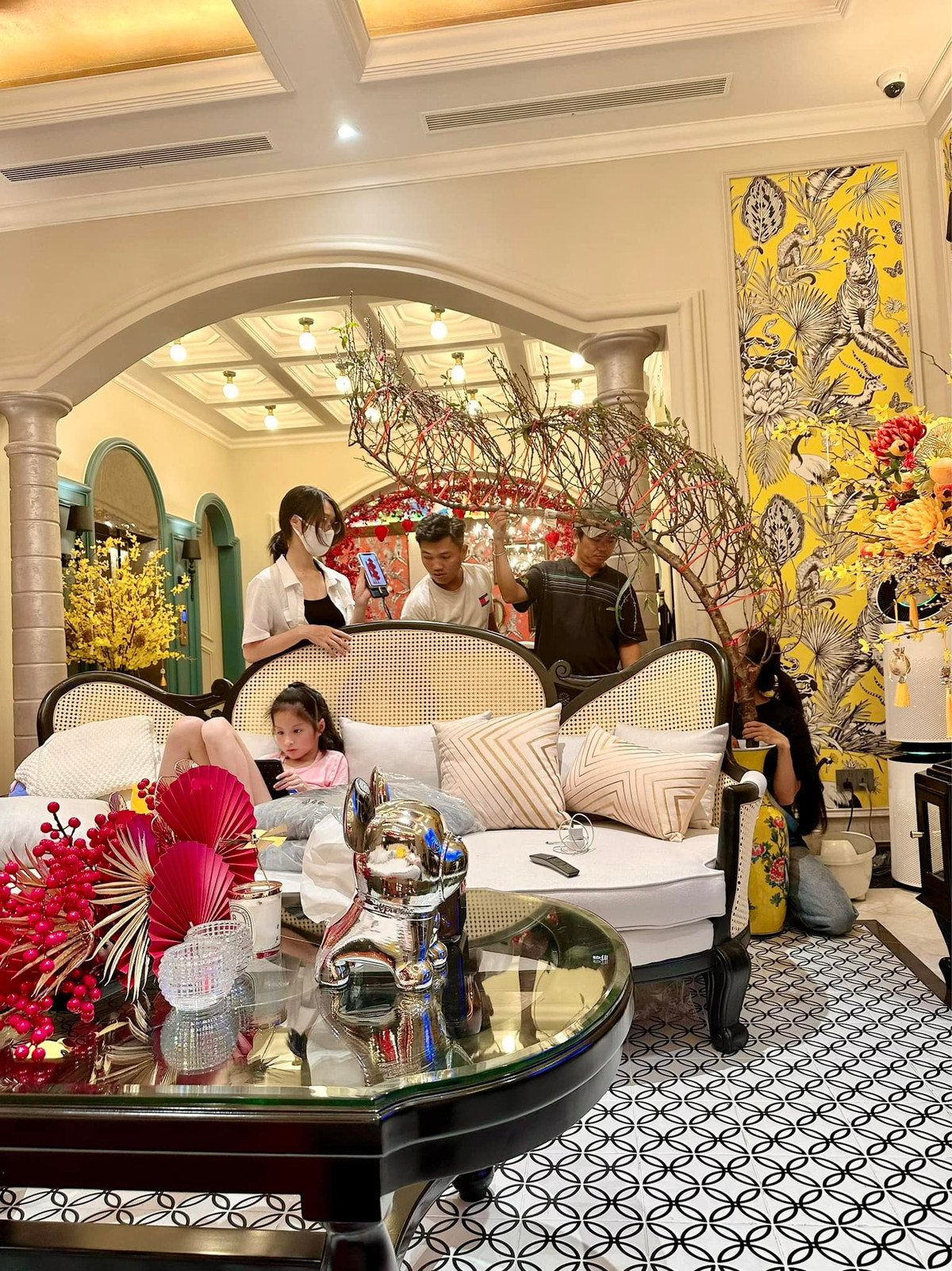 Ngay khi Tết Dương lịch vừa qua, vợ chồng Đoàn Di Băng đã tháo bỏ toàn bộ đồ trang trí trước đó, mua rất nhiều đồ trang trí mới về để chuẩn bị đón Tết Nguyên đán.