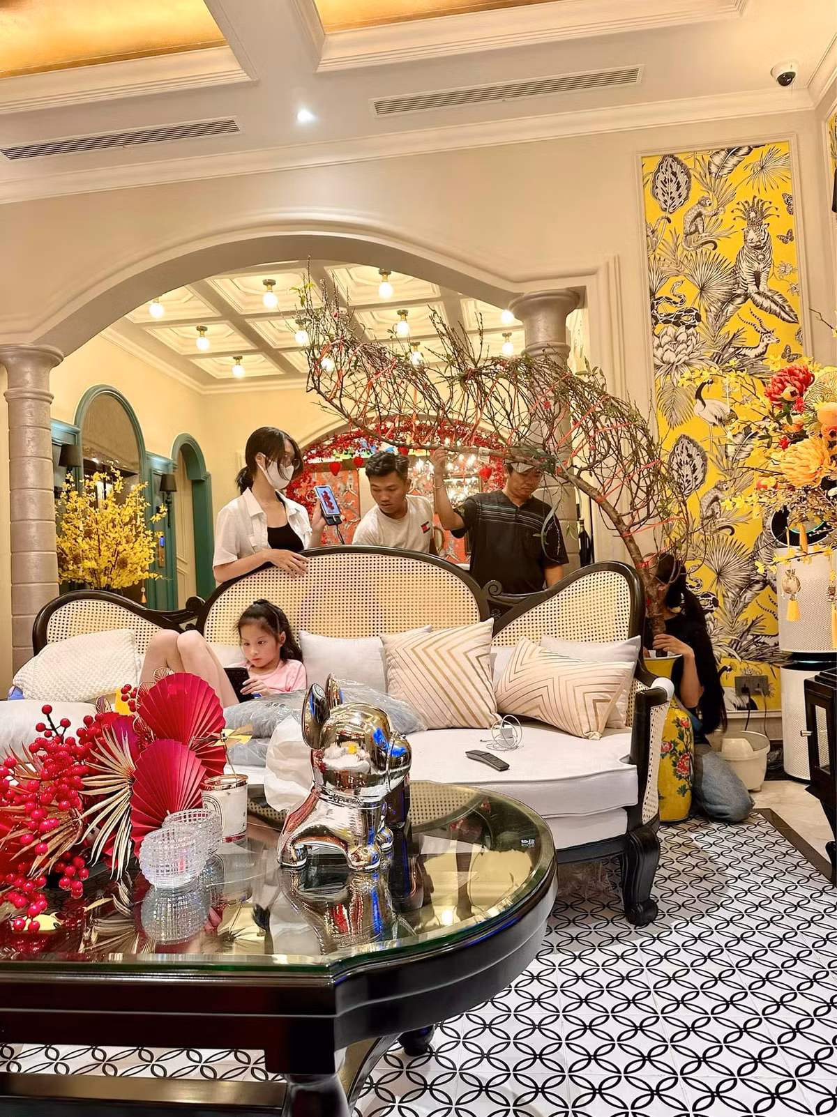 Ngay khi Tết Dương lịch vừa qua, vợ chồng Đoàn Di Băng đã tháo bỏ toàn bộ đồ trang trí trước đó, mua rất nhiều đồ trang trí mới về để chuẩn bị đón Tết Nguyên đán.