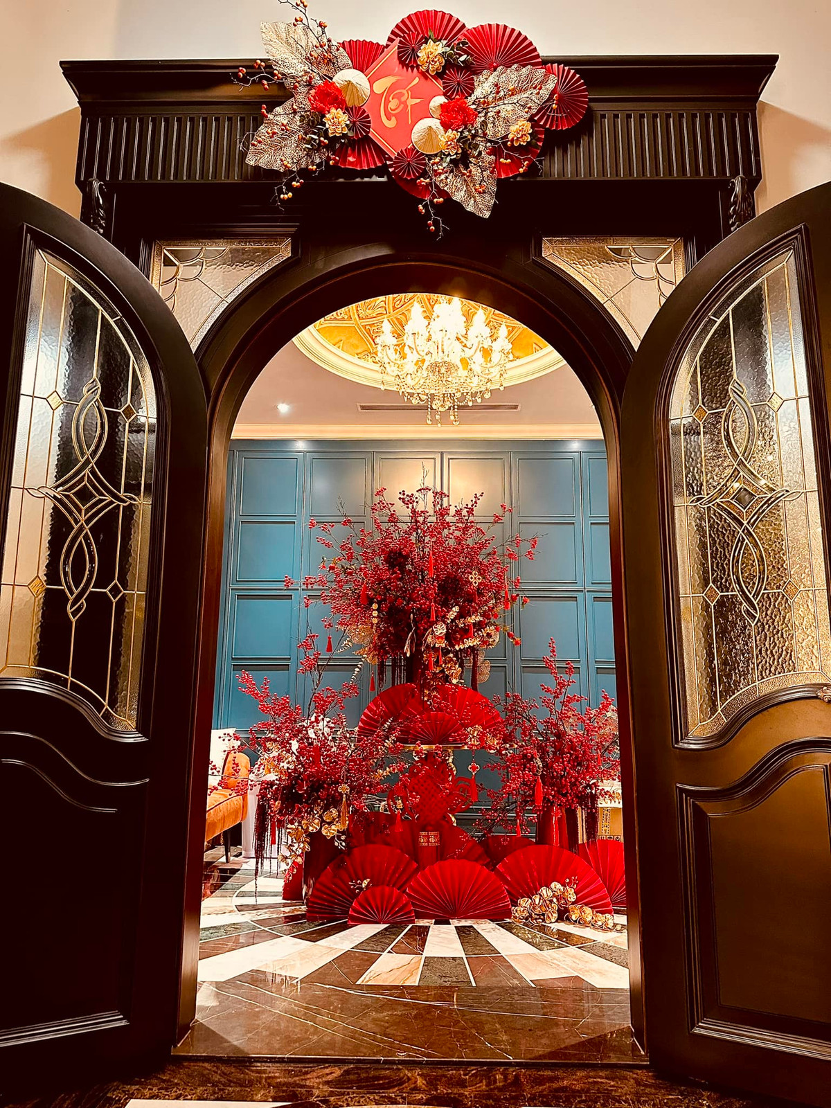 Toàn bộ không gian trong nhà đều được trang hoàng đỏ rực rỡ mang đậm màu sắc may mắn.