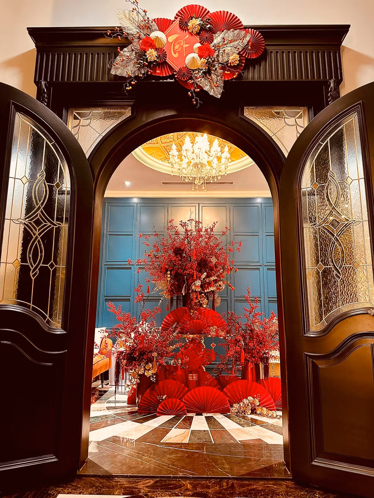 Toàn bộ không gian trong nhà đều được trang hoàng đỏ rực rỡ mang đậm màu sắc may mắn.