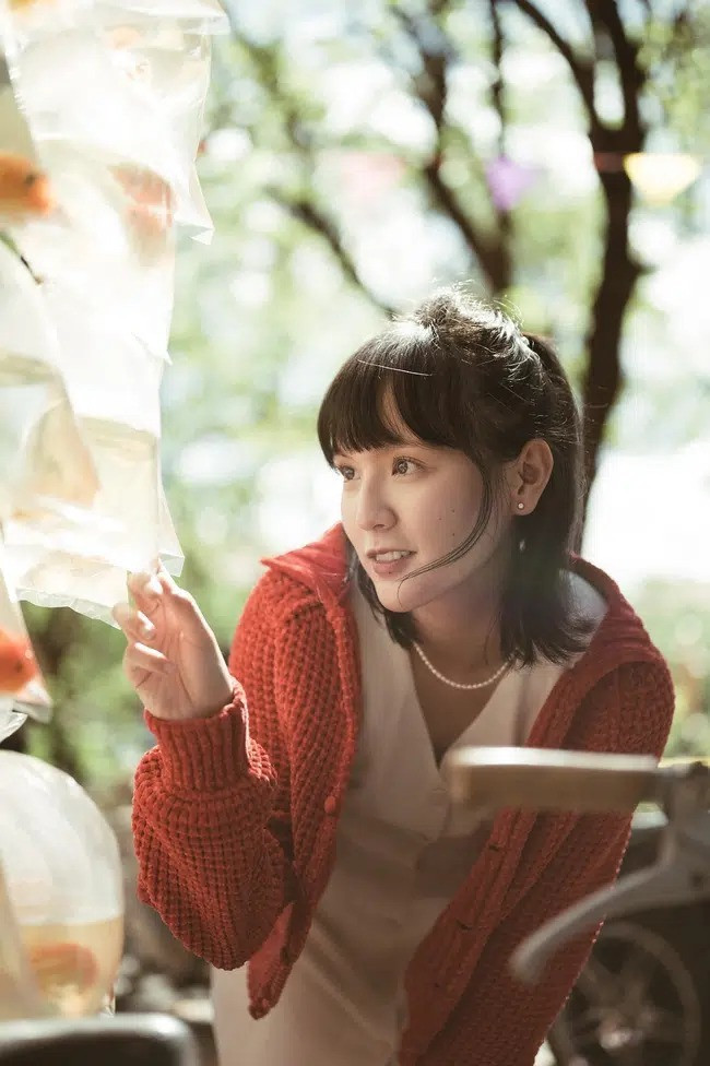 Với nhan sắc thơ ngây, người đẹp sinh năm 1997 trở thành cái tên được nhiều nhãn hàng săn đón làm mẫu ảnh.