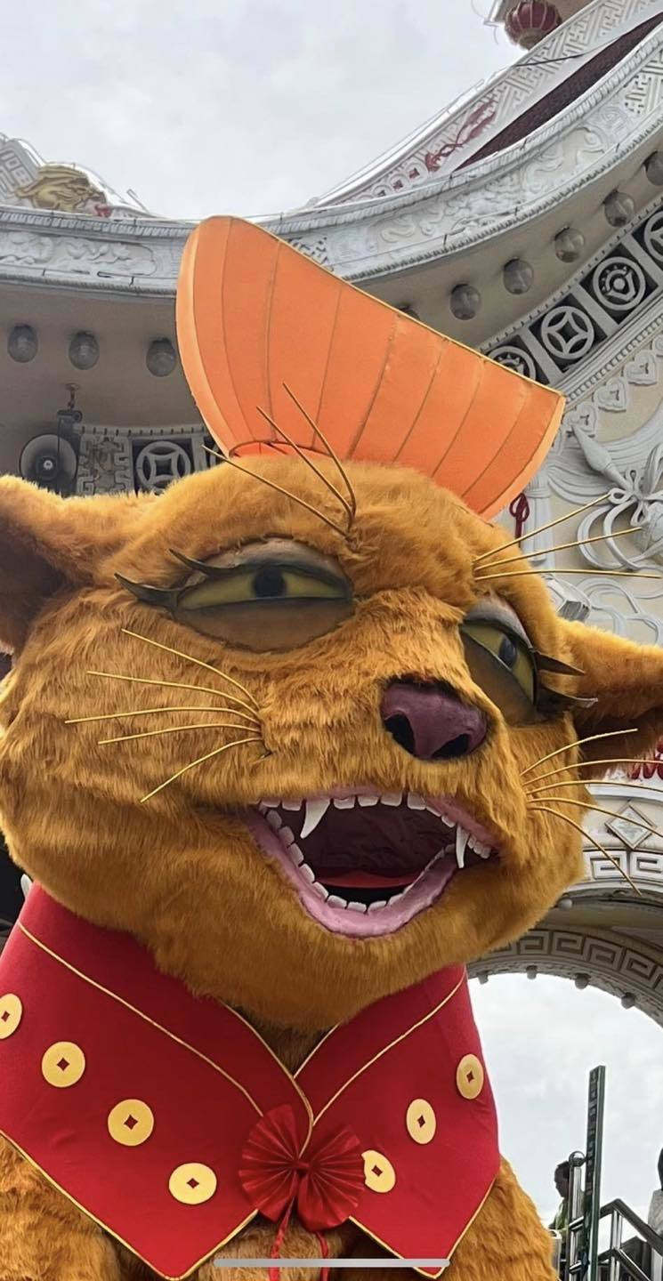 Tượng linh vật mèo này được tạo hình với bộ lông, biểu cảm gương mặt vô cùng kỳ quái, miệng cười toe toét nhưng ánh mắt thâm quầng đờ đẫn, thiếu sức sống.