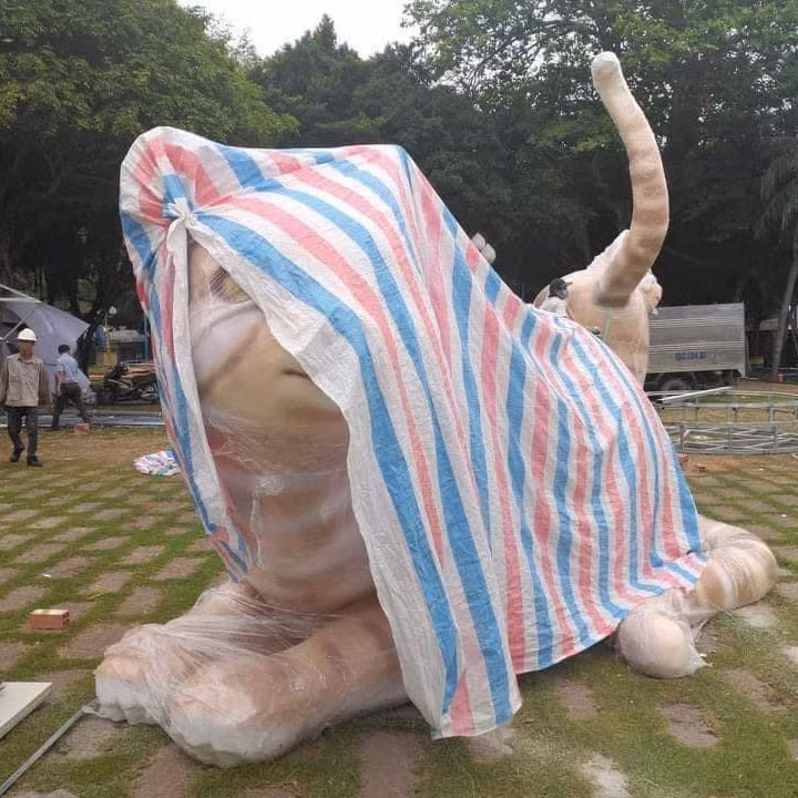 Dù đã cố gắng nhưng chú mèo vẫn được thiết kế biểu cảm cười theo phong cách khá hài hước.