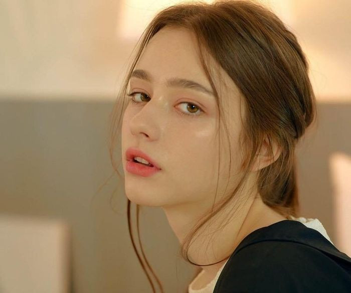 Cô nổi tiếng từ đầu năm 2017 thông qua những bức ảnh chụp “tự sướng” đăng trên trang cá nhân.