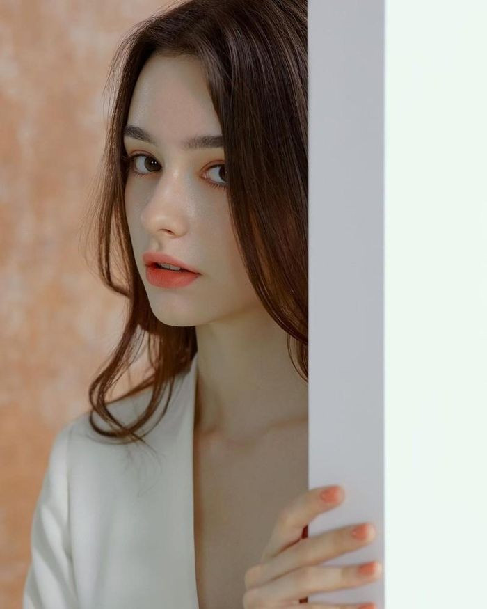 Cô nổi tiếng với vai trò blogger thời trang, có nhiều người hâm mộ trên các nền tảng như YouTube, Instagram, Weibo hay TikTok.