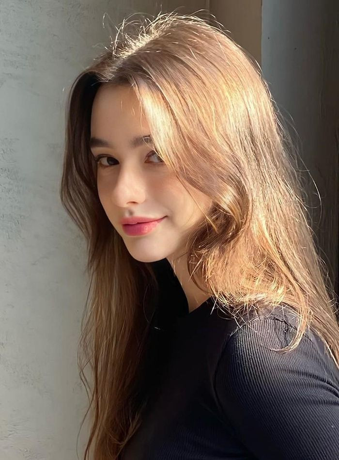 Dù chụp ảnh cận mặt hay góc nghiêng nhưng cô vẫn đẹp cuốn hút một cách lạ thường. Ảnh: IGNV